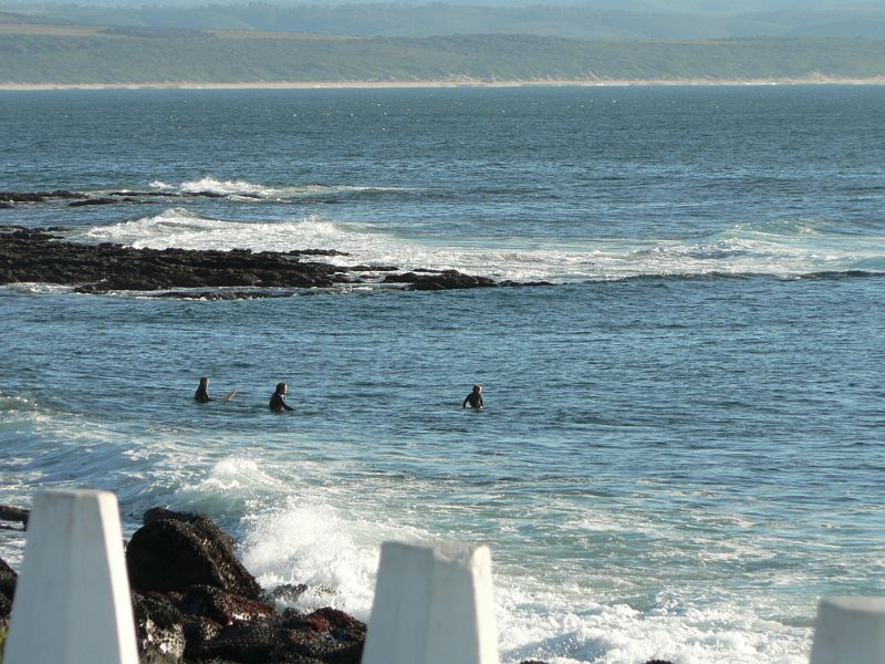 JAR 509.JPG - Mossel Bay bylo spolu s Grahamstownem na pohled nejbezpečnější město. Žádné ostnaté dráty, parkovat šlo normálně na silnici. Po setmění se mohlo bězpečně procházet po ulici. Devadesát pět procent lidí bylo bílých. Většinou se jednalo o mladé surfaře. Nejzábavnější bylo, že i když večer teplota nepřesáhla 5°C, surfaři pořád chodili v kraťasech a žabkách. Ačkoliv se klepali jako osiky.